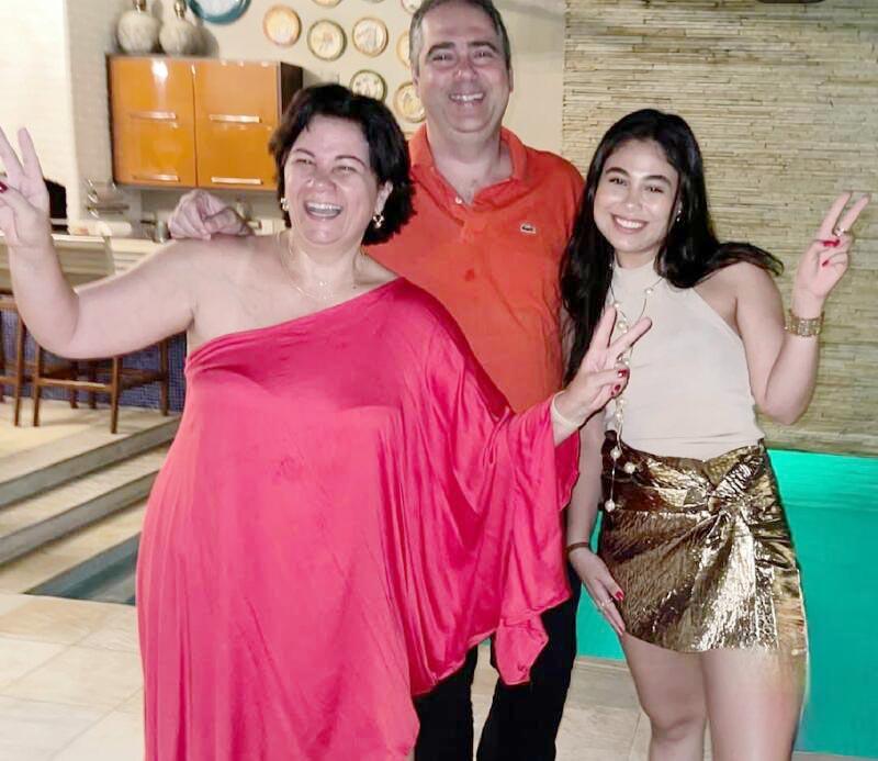 Felicidade total no final de ano festivo de Adriana, Marcello Frossard e Marcellinha (Foto/Reprodução)