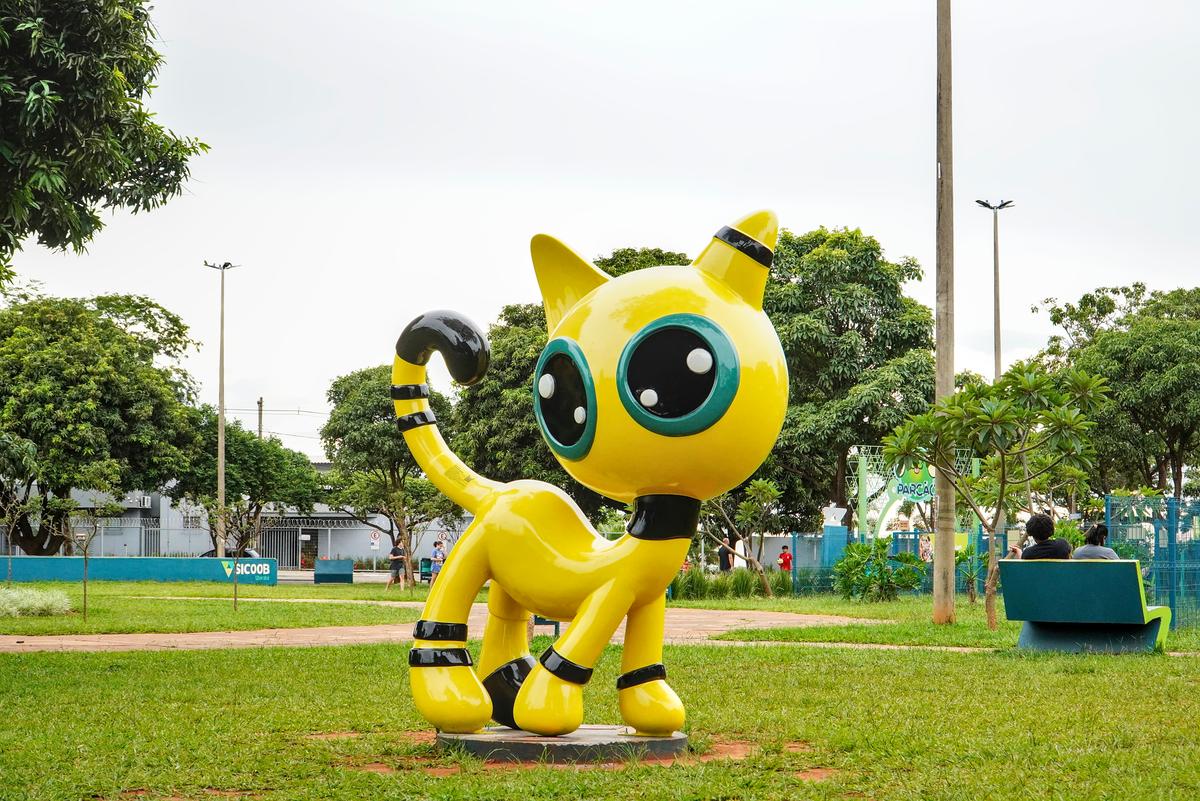 Após revitalização, o Gato Zyon retorna à Praça Pôr do Sol em Uberaba, agora voltado para a Avenida Nenê Sabino e reforçando a campanha de adoção de gatos. (Foto/Divulgação/PMU)