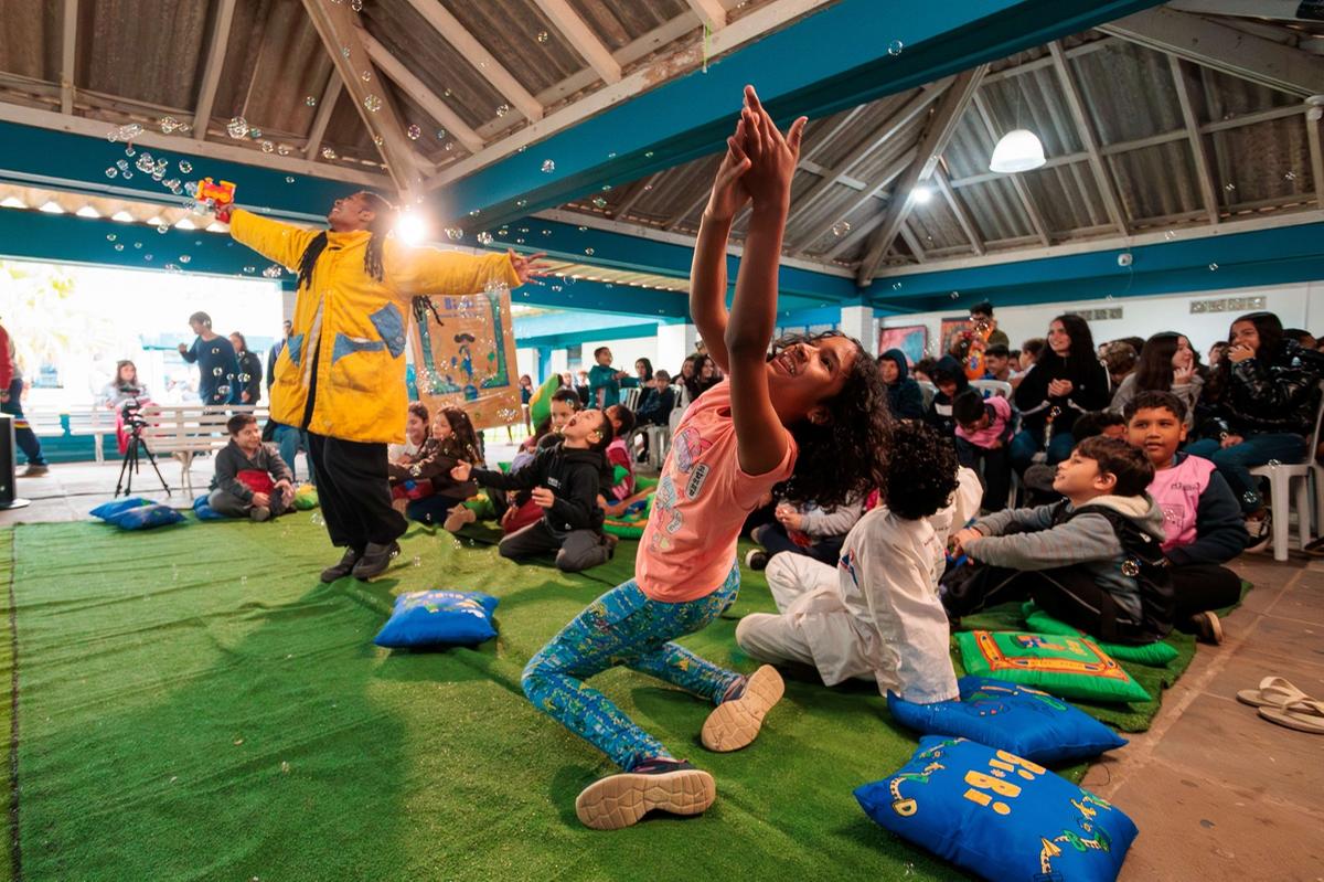Idealizado pela Amora Produções Culturais, de Porto Alegre (RS), o Bi-Bi Móvel nasceu durante a pandemia com o objetivo de levar literatura a crianças em situação de isolamento e com pouco acesso a livros (Foto/Divulgação)