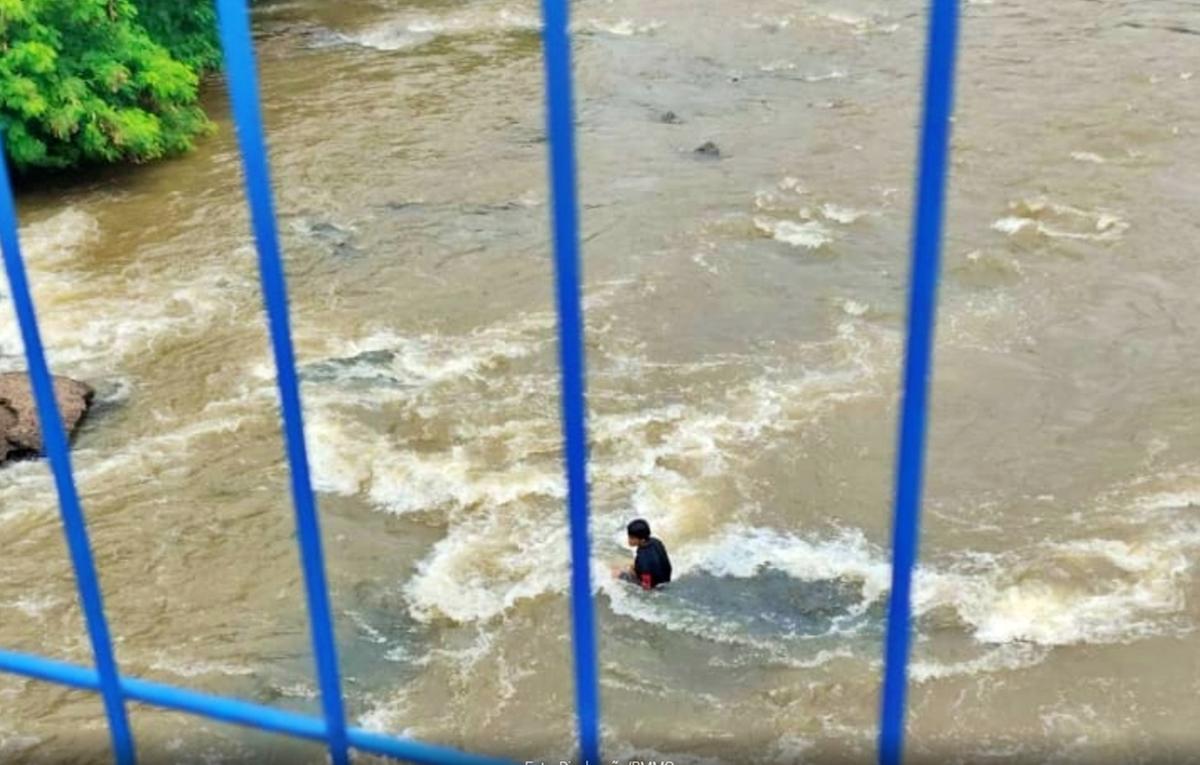 Após o resgate, a jovem foi atendida pela equipe, passando por avaliação primária e secundária, além de procedimentos de imobilização, aquecimento e monitoramento contínuo (Foto/Divulgação)