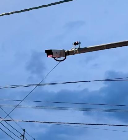 Os equipamentos funcionam por meio de detectores virtuais e câmeras que identificam a presença de veículos, permitindo que o sistema ajuste automaticamente os tempos de abertura e fechamento do sinal conforme a demanda do tráfego (Foto/Reprodução)