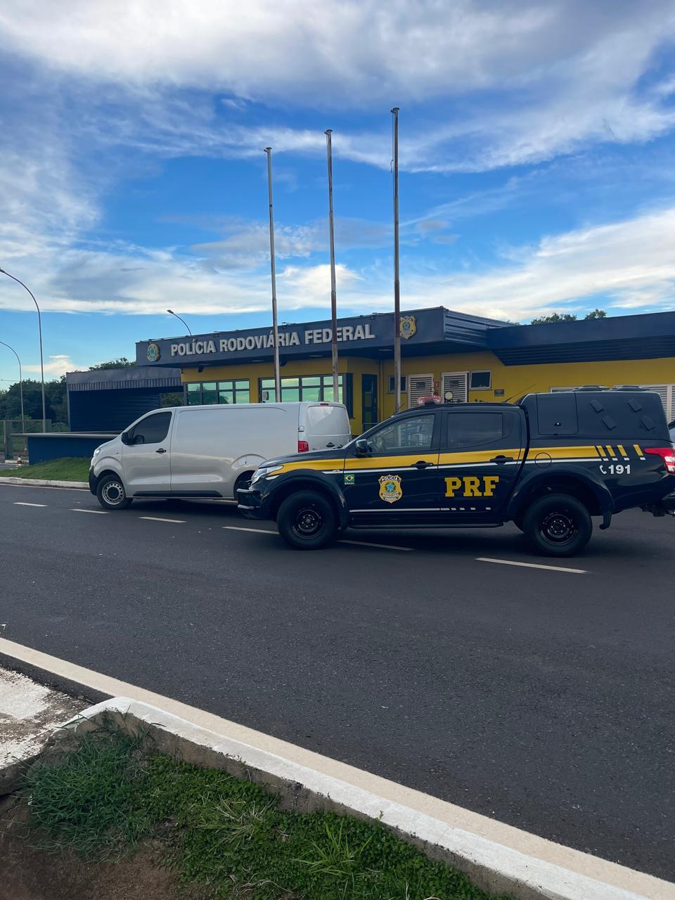 Polícia Rodoviária Federal abordou veículo na BR-050; condutor afirmou ter sido contratado para levar o furgão por R$ 100. (Foto/Divulgação/PRF)