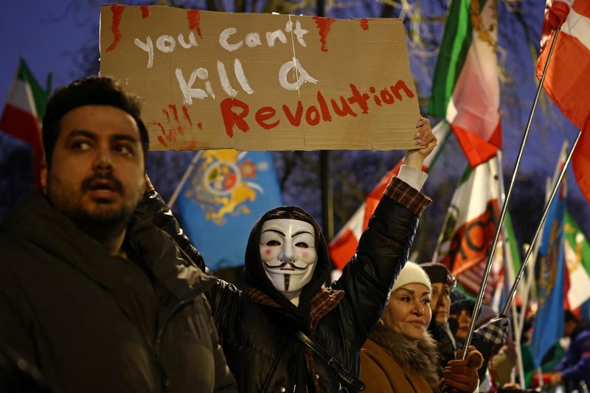 Protestos no Irã entram em fase crítica após bloqueio da internet e ameaças do regime (Foto: HENRY NICHOLLS/AFP)