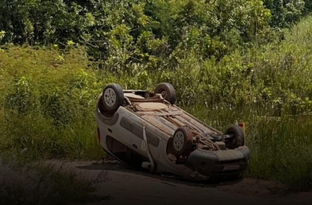 Fiat Uno de cor prata, furtado, foi localizado pela Polícia Militar em área de difícil acesso na zona rural de Uberaba (Foto/Divulgação)