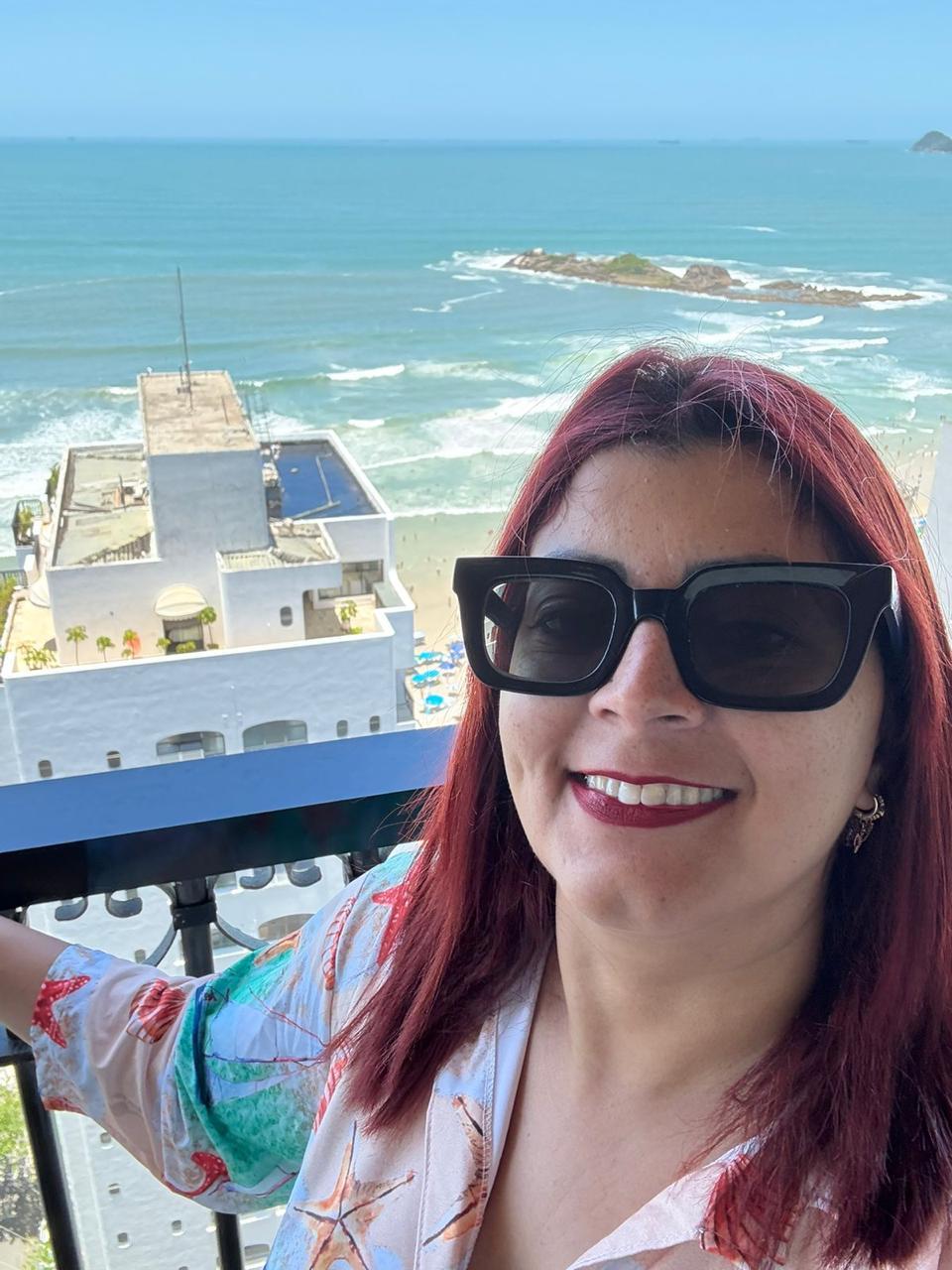 A professora Pollyana Gabriela assopra as velinhas em 12/01. Que venham muitos motivos para comemorar! (Foto/Reprodução)