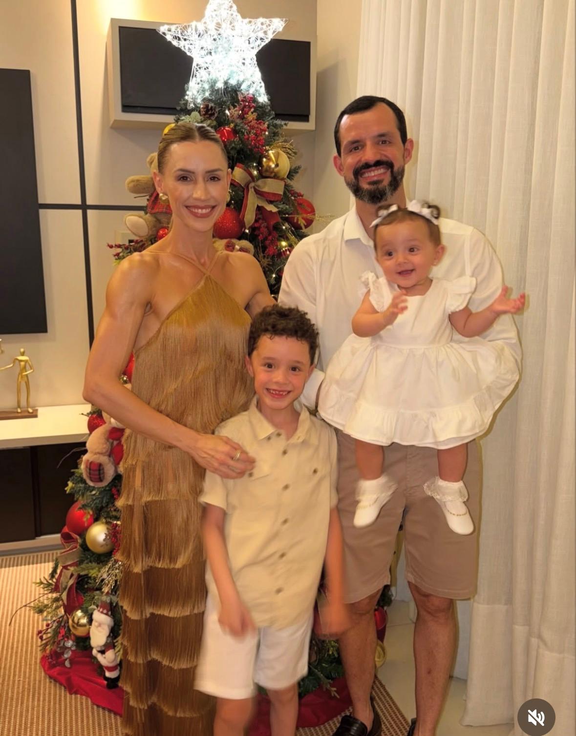 Maria Teresa e Vitor Marques em um registro cheio de carinho ao lado dos filhos Théo e Maria Clara. Família que transborda amor. (Foto/Reprodução)