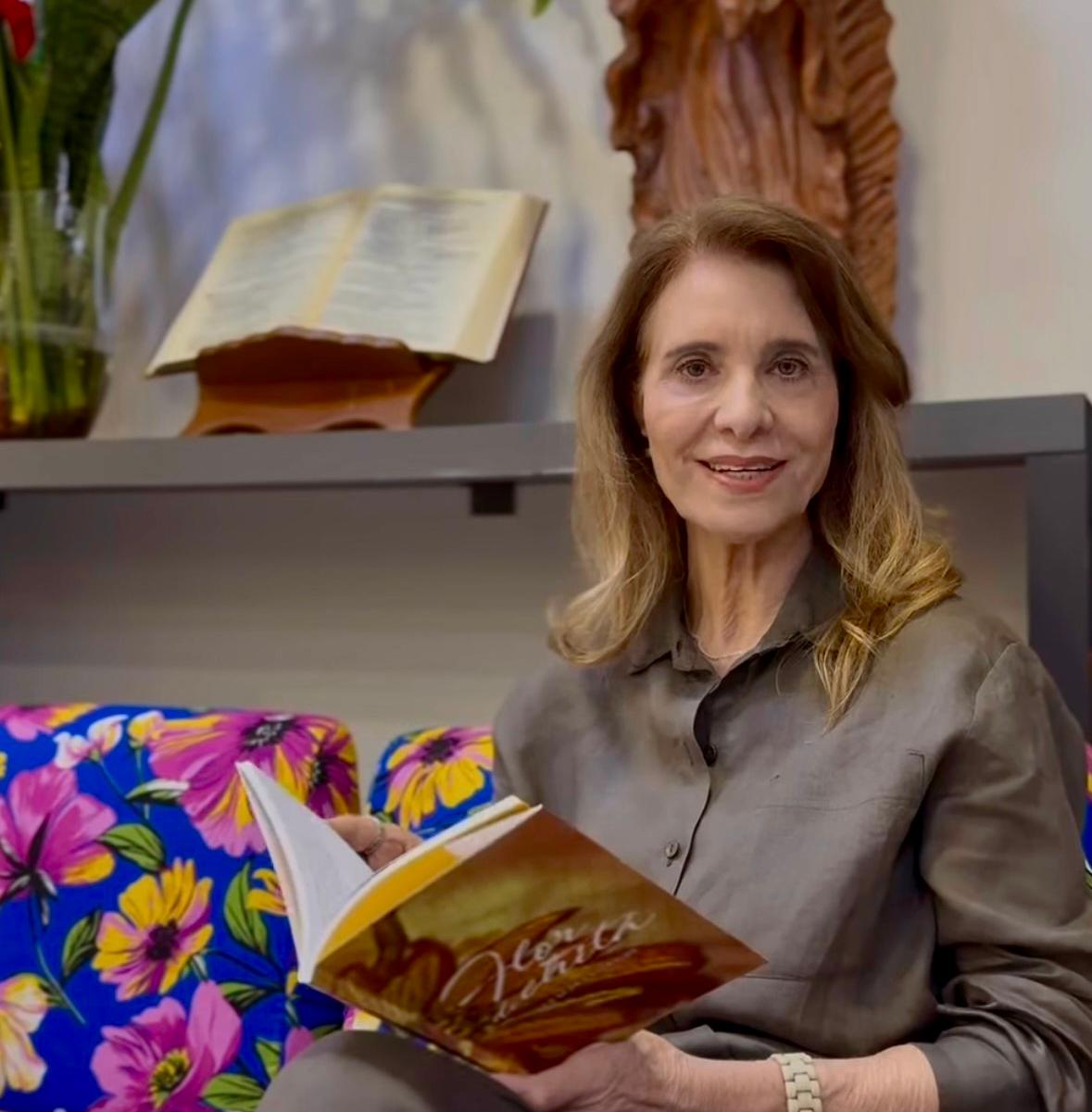 A querida jornalista Evacira Coraspe inaugura o Ateliê Flor de Chita, no Praça Shopping, com peças artesanais produzidas por ela mesma. Sucesso Sempre! (Foto/Reprodução)