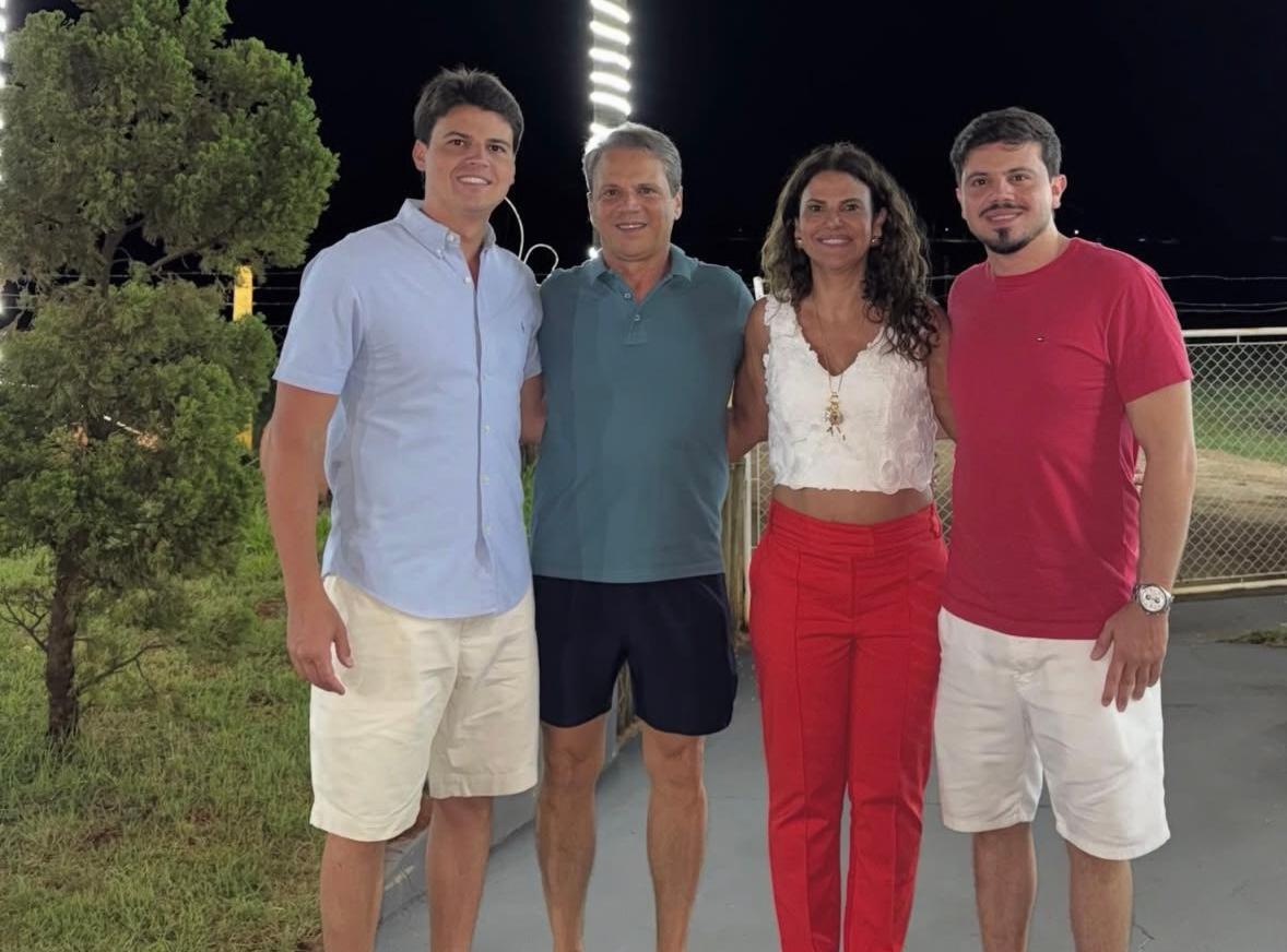 A maravilhosa Claudinha Elias em um momento cheio de amor ao lado do marido Sandro e dos filhos Christian e Caio. (Foto/Reprodução)