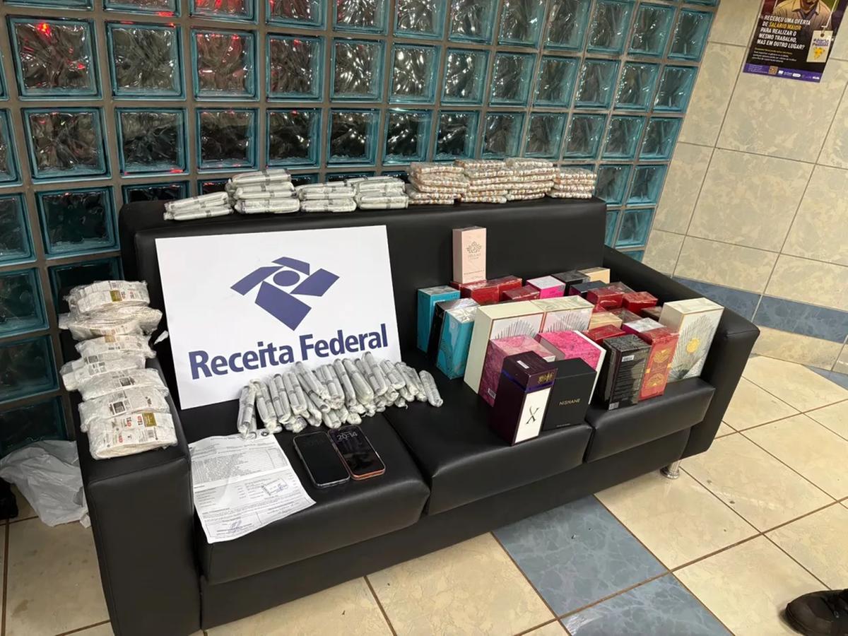 Na inspeção, os policiais encontraram cerca de 900 ampolas e canetas emagrecedoras ocultadas no forro do porta-malas, além de perfumes importados sem documentação de origem (Foto/Divulgação)