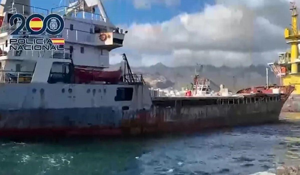 Cerca de 10 toneladas de cocaína foram encontradas em uma carga de sal a bordo de um navio cargueiro (Foto/Divulgação/Policía Nacional Espanha)