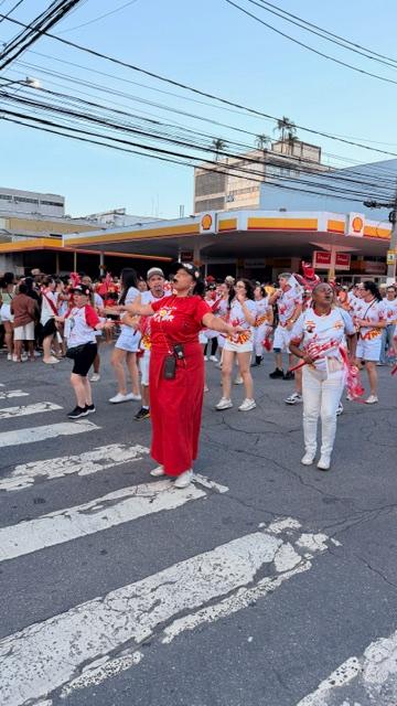 A diretora de Carnaval e Harmonia Erica Ferreira na condução do último ensaio de rua. (Foto/Victor Miranda)