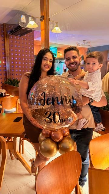 Em um momento de pura emoção, Jennyfer Araújo Barros foi surpreendida com uma festa organizada pelo marido Raphael Augusto, celebrando a chegada de seus 30 anos. No registro, o casal posa ao lado do filho Caio Augusto. Feliz aniversário. (Foto/Reprodução)