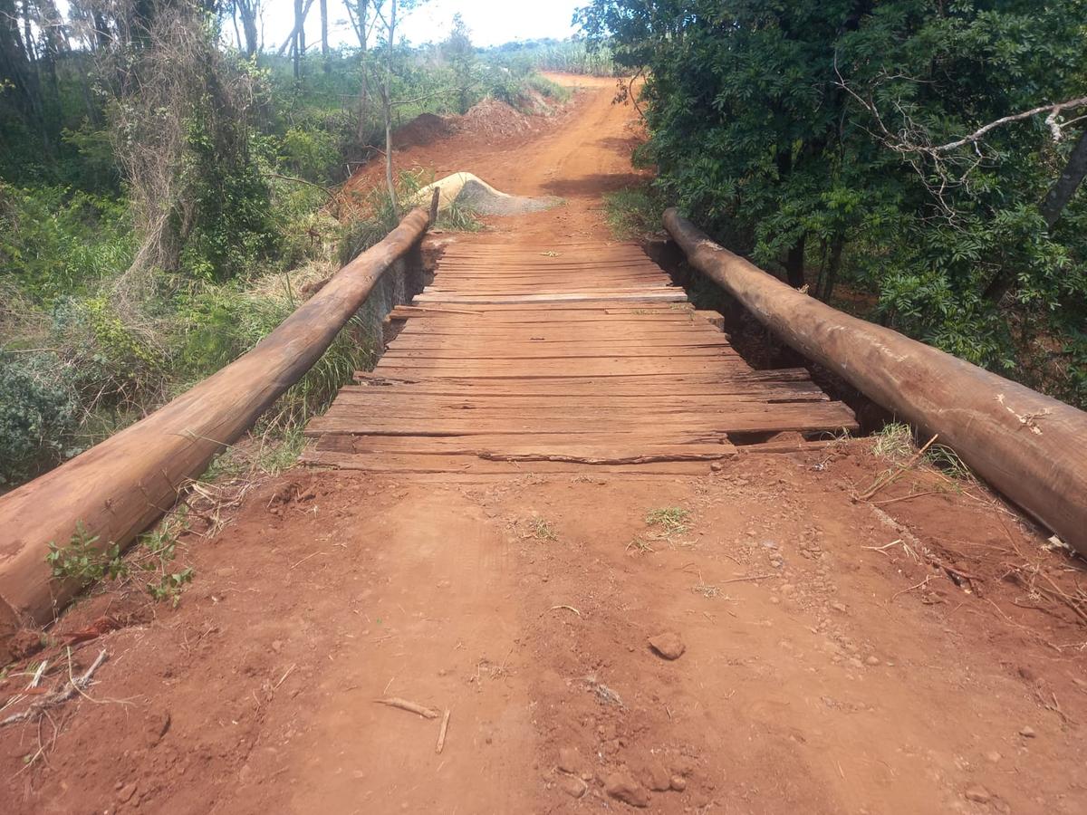 Obra de reconstrução da ponte sobre o ribeirão Ponte Alta é realizada em parceria entre Uberaba e Conquista; estrutura será alargada para melhorar o tráfego local. (Foto/Divulgação)