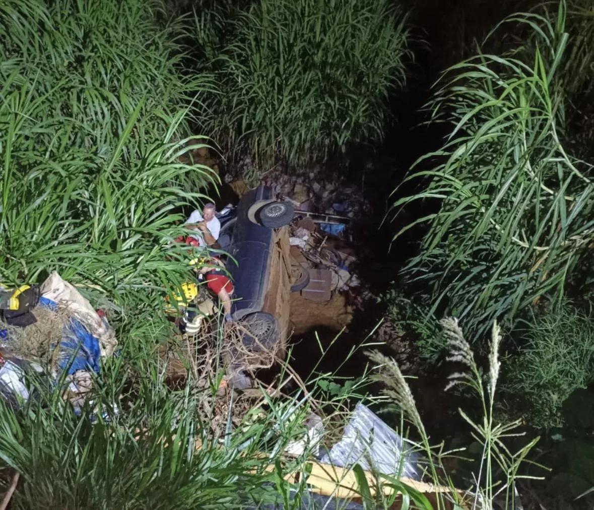 Segundo as informações, o condutor perdeu o controle da direção ao tentar acessar uma rua em declive, o que provocou a queda do automóvel na vala (Foto/Divulgação)