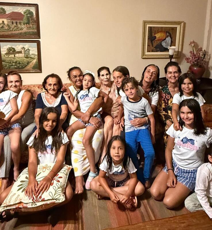 Grande família de Dona Ilka Cançado Oliveira em férias na fzenda com as filhas Ilka Maria e Beia e a sobrinha Angea Ratto, mais filhos e netos (Foto/Arquivo pessoal)