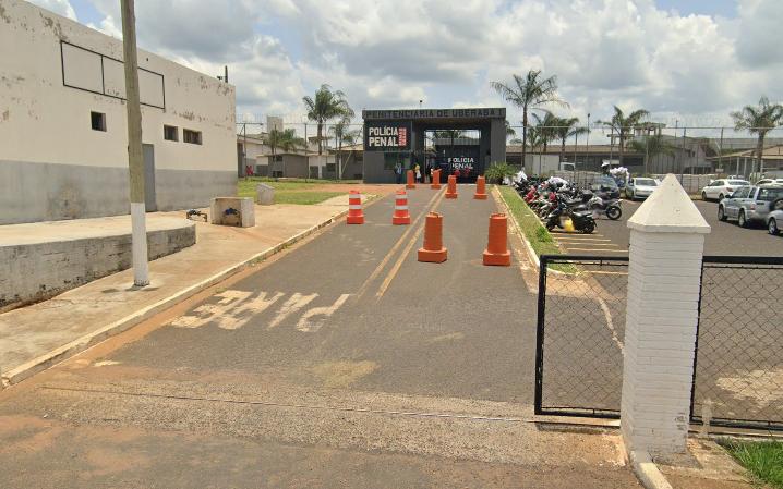 Conforme a denunciante, a comida permanece exposta ao sol por cerca de duas horas antes de ser servida aos reclusos (Foto/Reprodução)