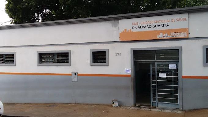 Conforme a denunciante, funcionários precisaram utilizar baldes e rodos para conter a água (Foto/Reprodução)