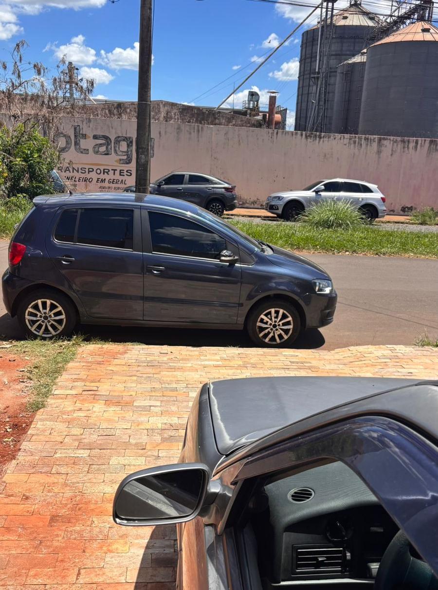 “Todo dia, toda hora, de segunda a segunda, eu me deparo com veículos estacionados aqui na porta. E, na maioria das vezes, os proprietários acham que estão certos”, afirmou o denunciante (Foto/Reprodução)