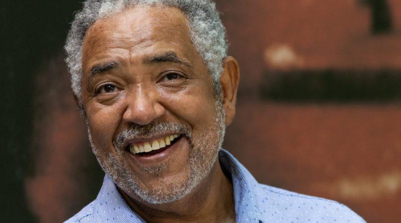 Carlos Francisco, devoto de Brecht e ator de “O Agente Secreto”, “Marte 1” e “Estranho Caminho”. (Foto/Reprodução)