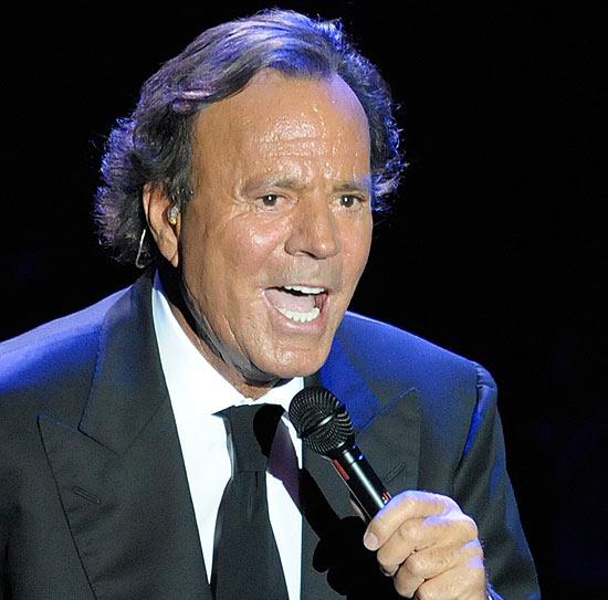Investigação apura denúncias de abuso sexual e tráfico humano envolvendo o cantor Julio Iglesias, feitas por ex-funcionárias. (Foto/Reprodução)