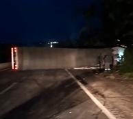 O atendimento continuou no local para garantir a segurança dos motoristas e a remoção completa da carreta. (Foto/Reprodução)