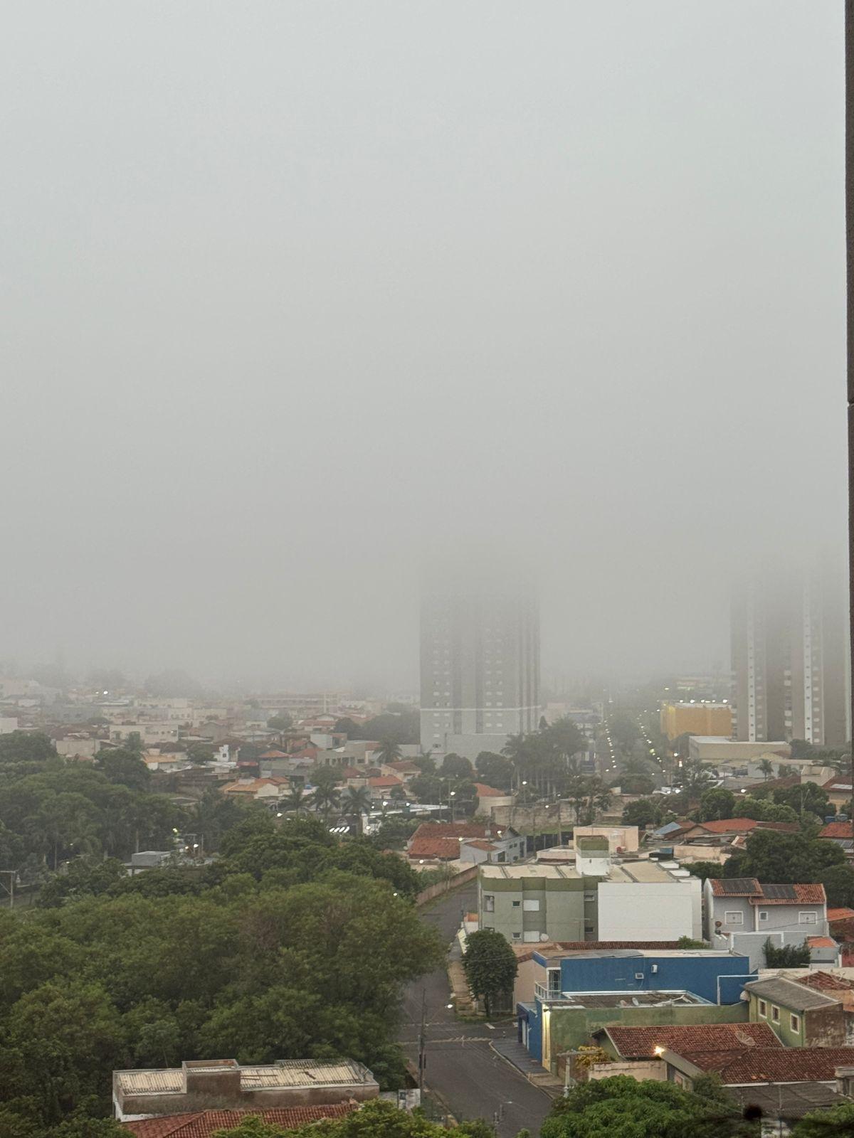 À medida que a neblina matinal se dissipa, há expectativa de aumento de nuvens e possibilidade de precipitações isoladas na tarde e noite (Foto/JM)