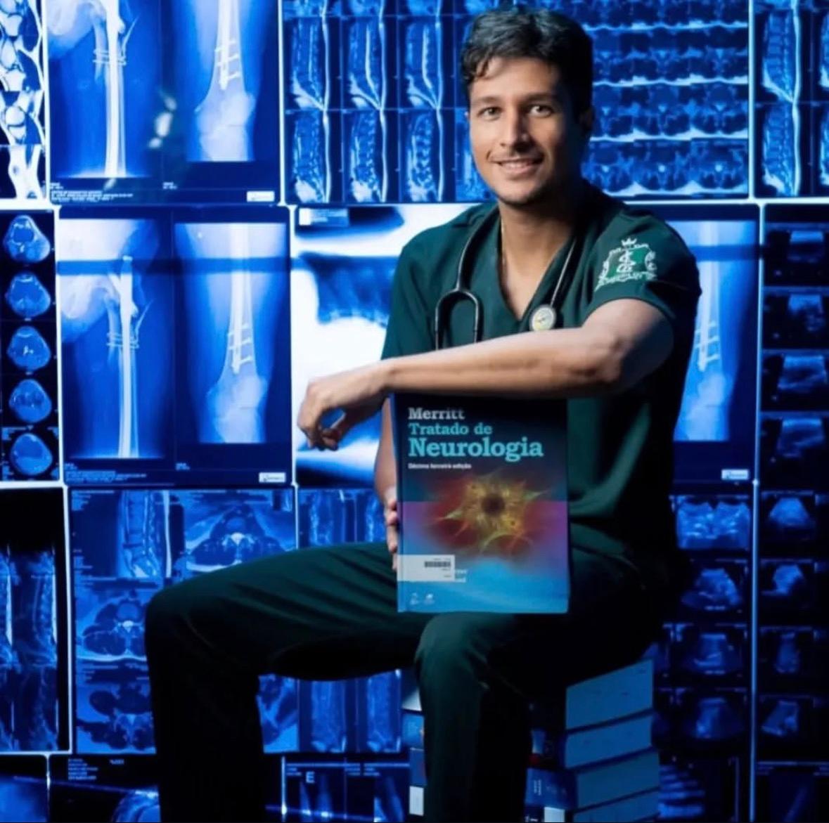 O querido Álvaro Jr. Alves celebra a conquista da tão sonhada formatura em Medicina pela UFJ. Muito sucesso em sua trajetória! (Foto/Reprodução)