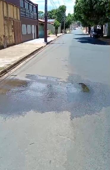 Moradora informou que vem tentando contato com a Codau desde sexta-feira (9), mas o vazamento persiste, desperdiçando grande volume de água (Foto/Reprodução)