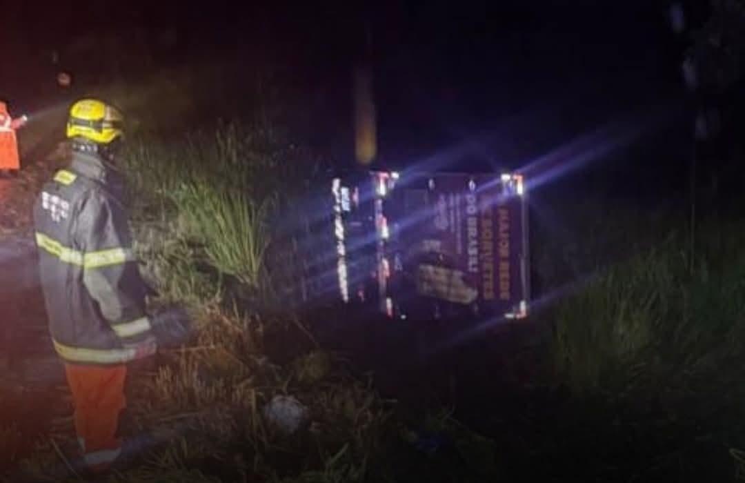 Caminhão furtado é encontrado tombado à margem da avenida Filomena Cartafina, após sair da pista durante fuga. (Foto/Reprodução)