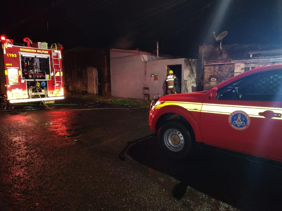 Bombeiros controlaram incêndio em residência no Parque das Gameleiras e realizaram rescaldo para eliminar riscos de reignição (Foto/Divulgação Corpo de Bombeiros)
