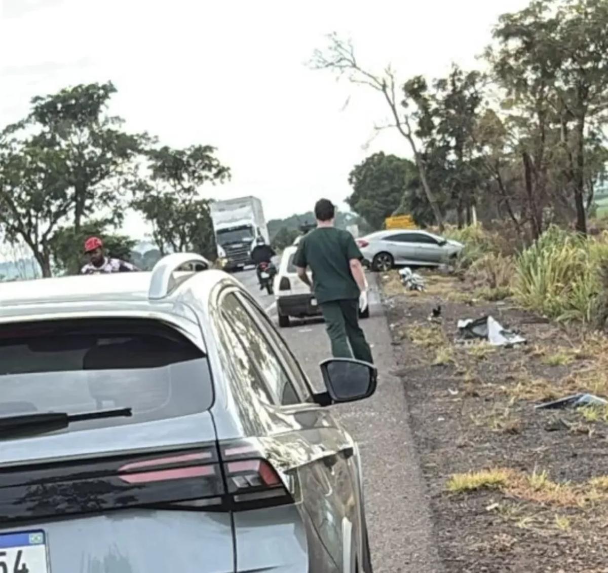 Equipes do Corpo de Bombeiros realizaram o desencarceramento das vítimas e a limpeza da pista (Foto/Divulgação)