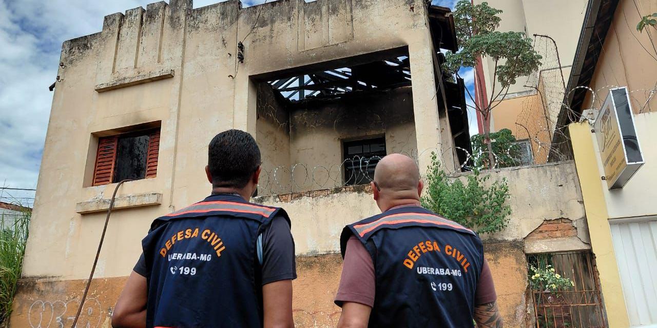 Defesa Civil de Uberaba vistoria imóvel no Centro após incêndio e aponta risco estrutural elevado