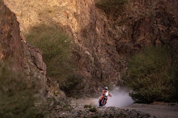 Benavides em ação em meio aos pedregulhos (Foto/Reprodução)