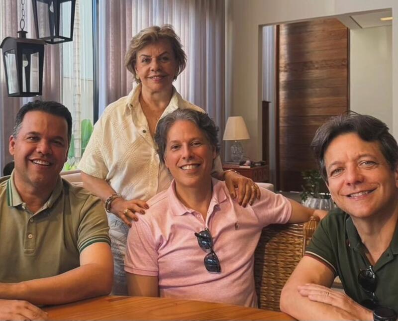Carmelita Cunha reunida cm seus filhos Fabiano, Marcelo e Fernando (Foto/Arquivo pessoal)