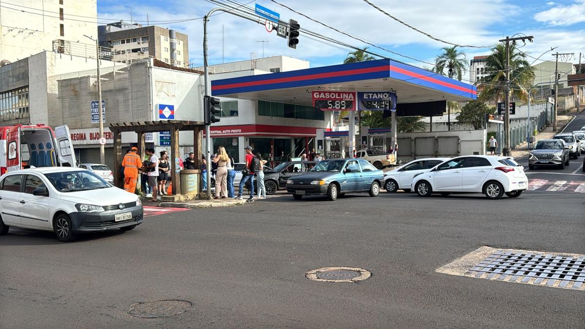 Motociclista recebeu atendimento do Samu após se envolver em acidente com carro em cruzamento movimentado de Uberaba (Foto/Divulgação)