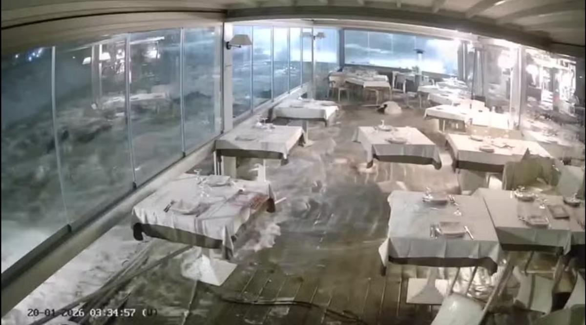 Água invade restaurante. (Foto/Reprodução Andrew's Faro via REUTERS)