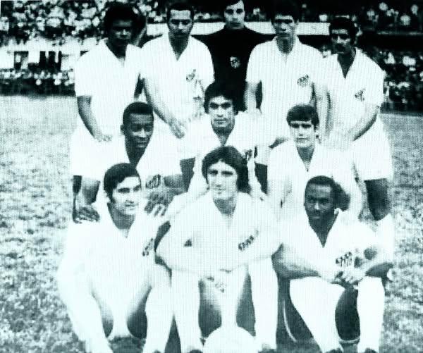 Registro de uma das formações mais lendárias do Santos, com Pelé como referência técnica e emocional da equipe. (Foto/Arquivo)