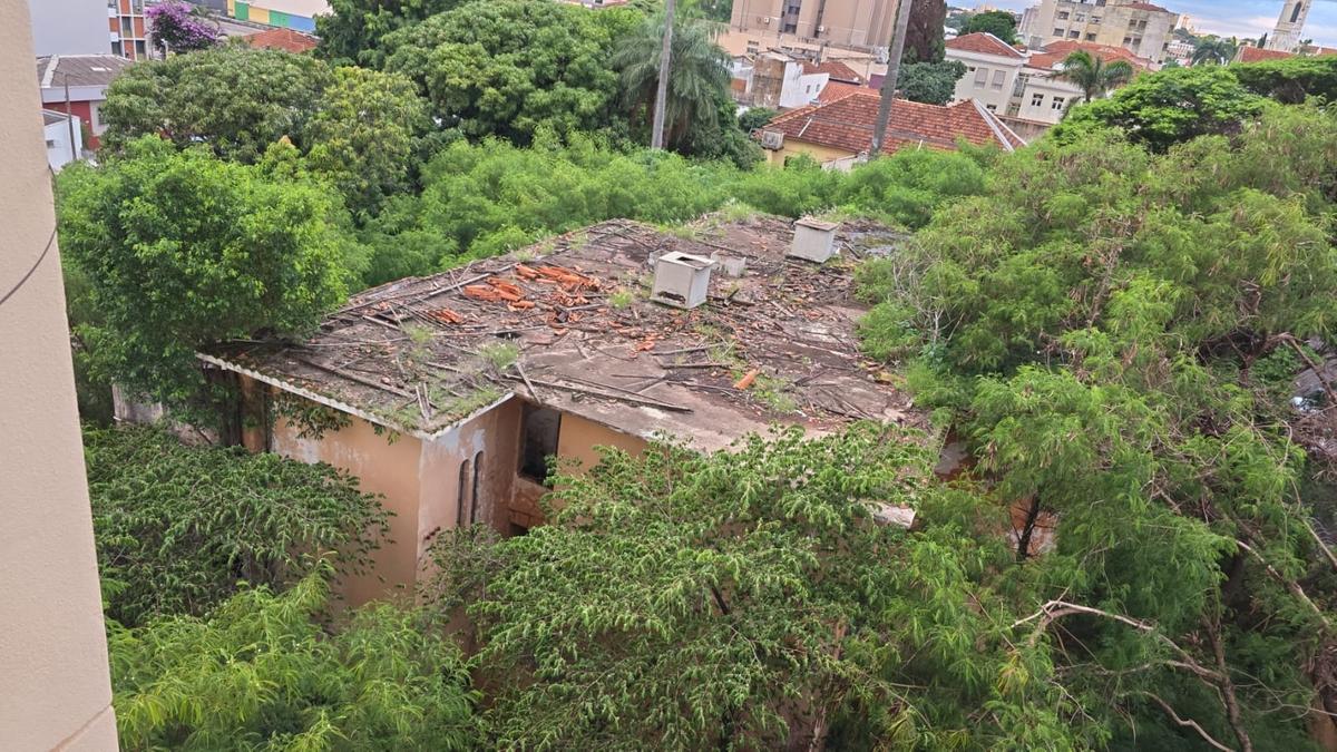 Imóvel no Centro de Uberaba está em estado de abandono; Prefeitura informou que trâmites para demolição estão em fase final. (Foto/Reprodução)