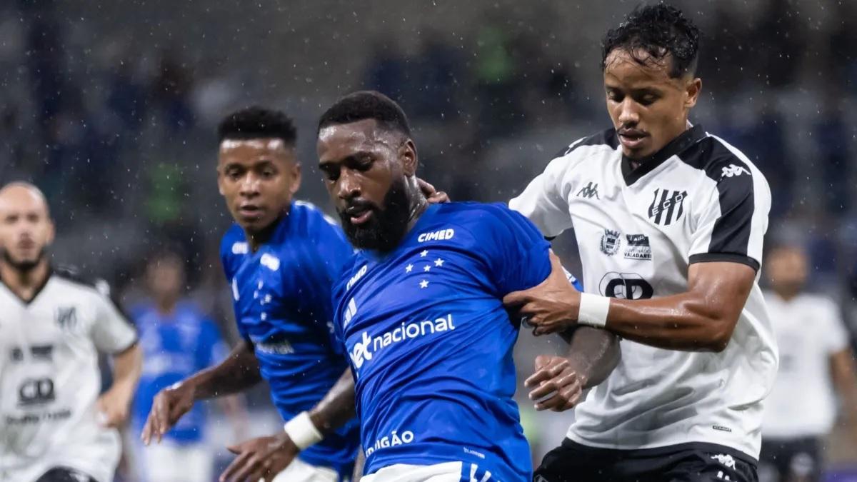Mesmo com a derrota, o Cruzeiro de Gerson permanece com seis pontos e segue na liderança do Grupo C (Foto/Gustavo Aleixo)