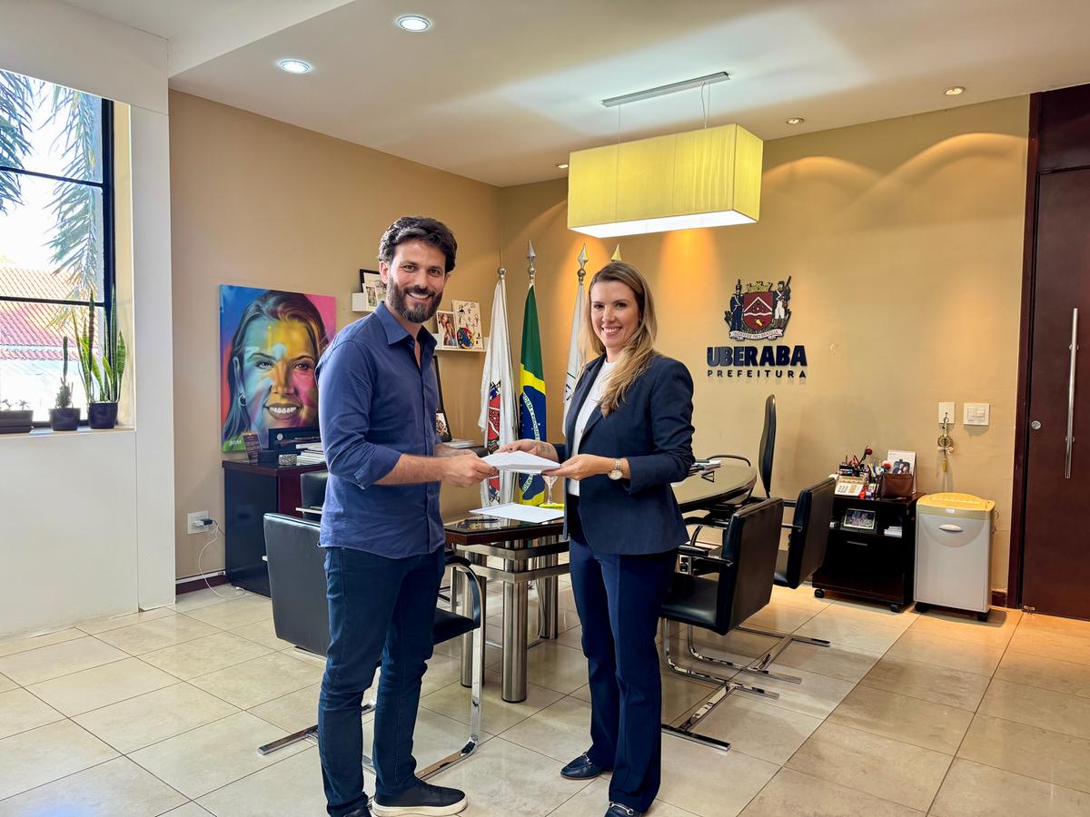 Prefeita Elisa Araújo recebeu ontem em seu Gabinete o secretário estadual de Governo, Marcelo Aro. (Foto/Divulgação)