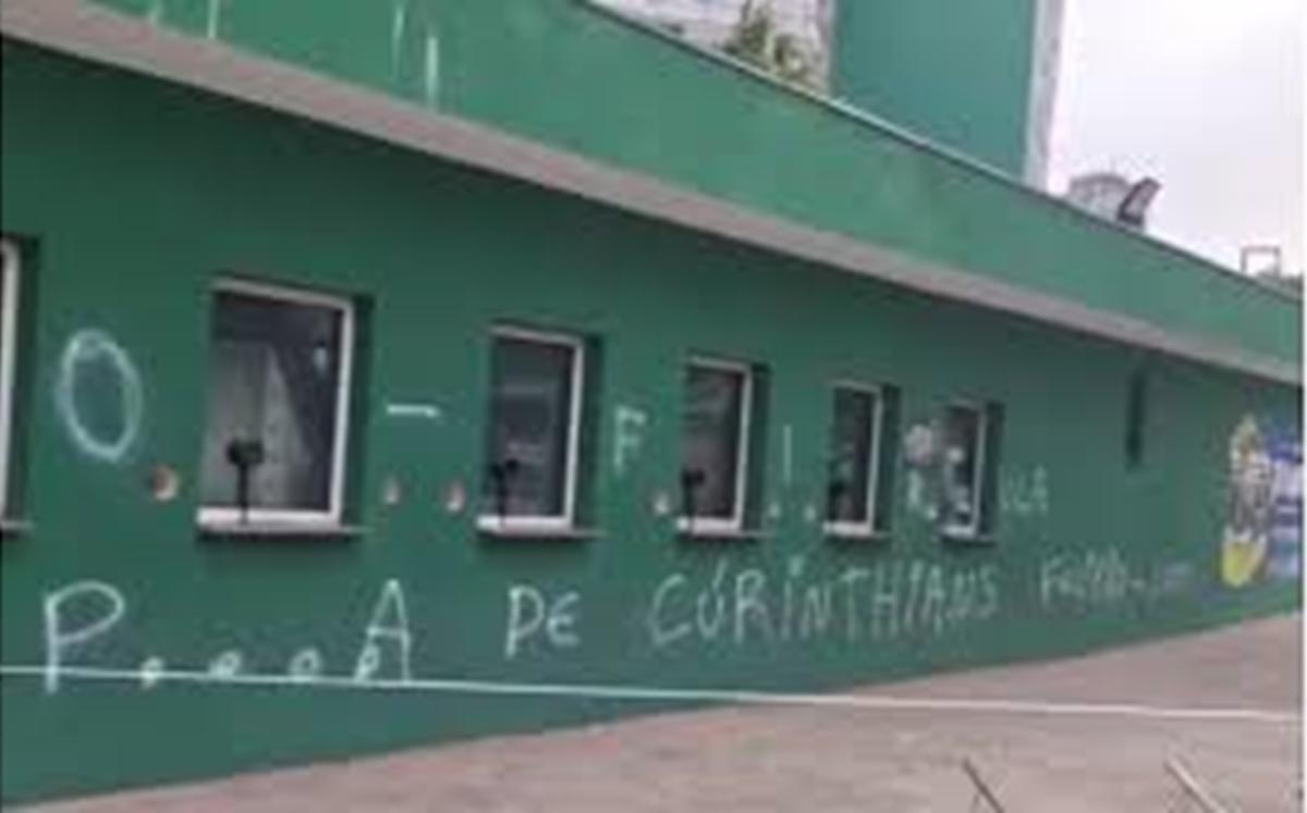 Muros da sede do clube foram pichados após goleada sofrida no Paulistão. (Foto/Redes Sociais)