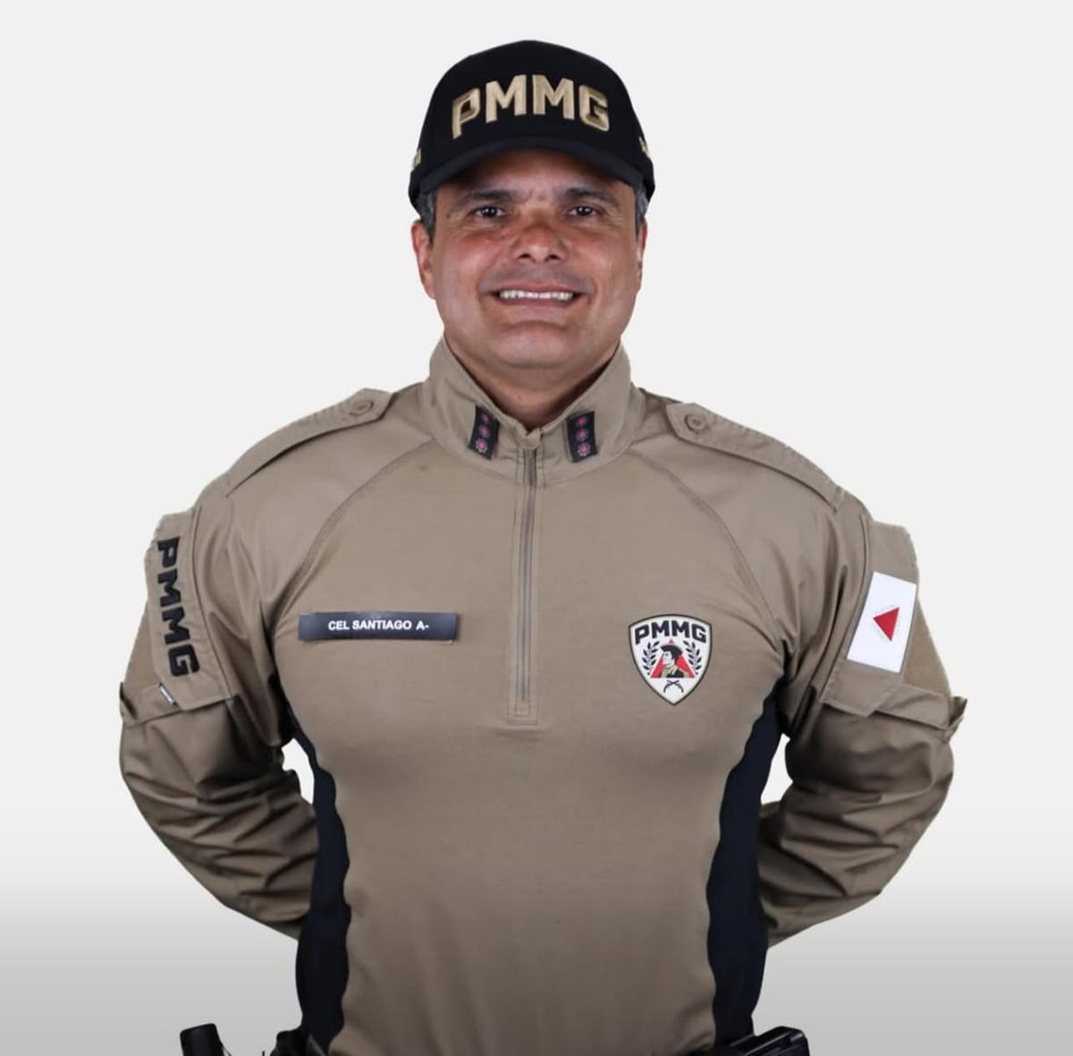 O brilhante coronel Santiago, que atuou em Uberaba enquanto capitão, exibe o novo modelo (Foto/Divulgação)