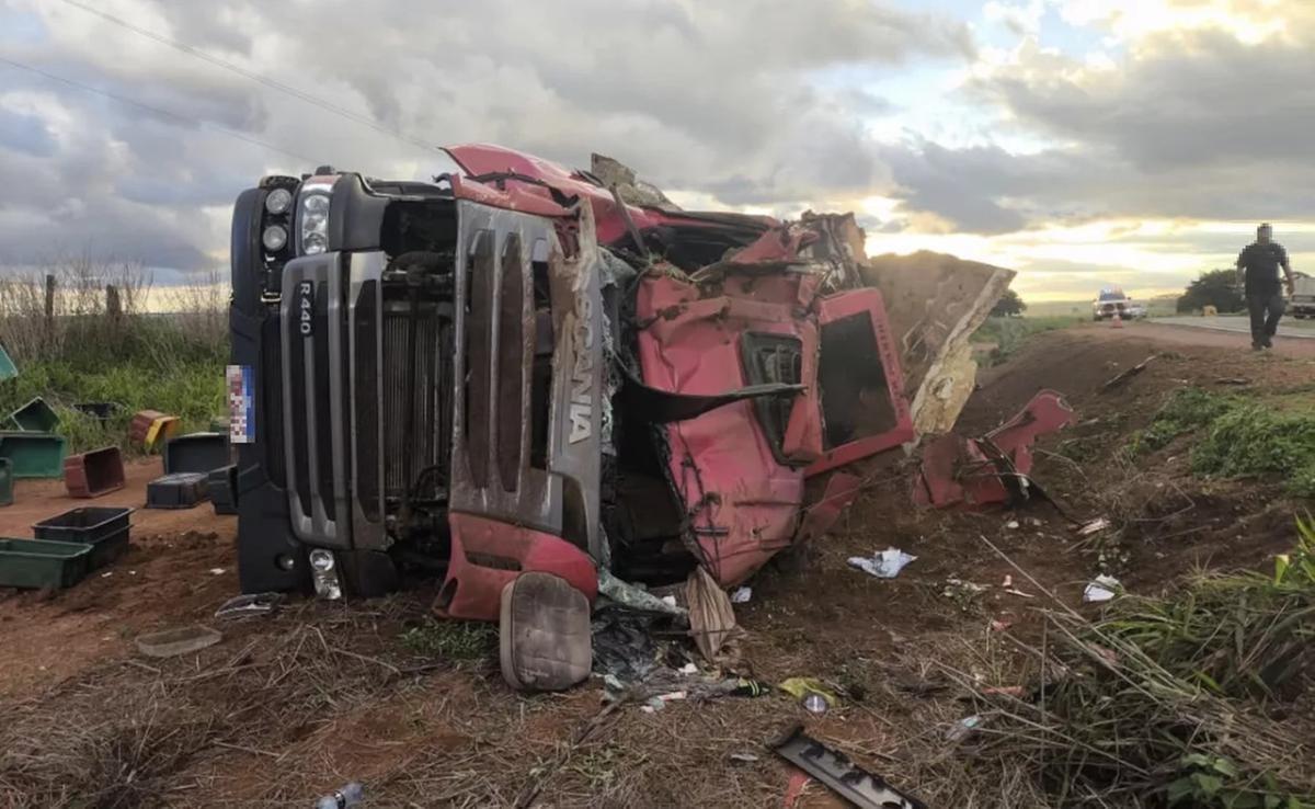Carreta carregada com maçãs tombou à margem da rodovia MG-190 e, durante a ocorrência, a Polícia Militar Rodoviária apreendeu 506 comprimidos de anfetamina e prendeu um homem por tráfico (Foto/Divulgação)