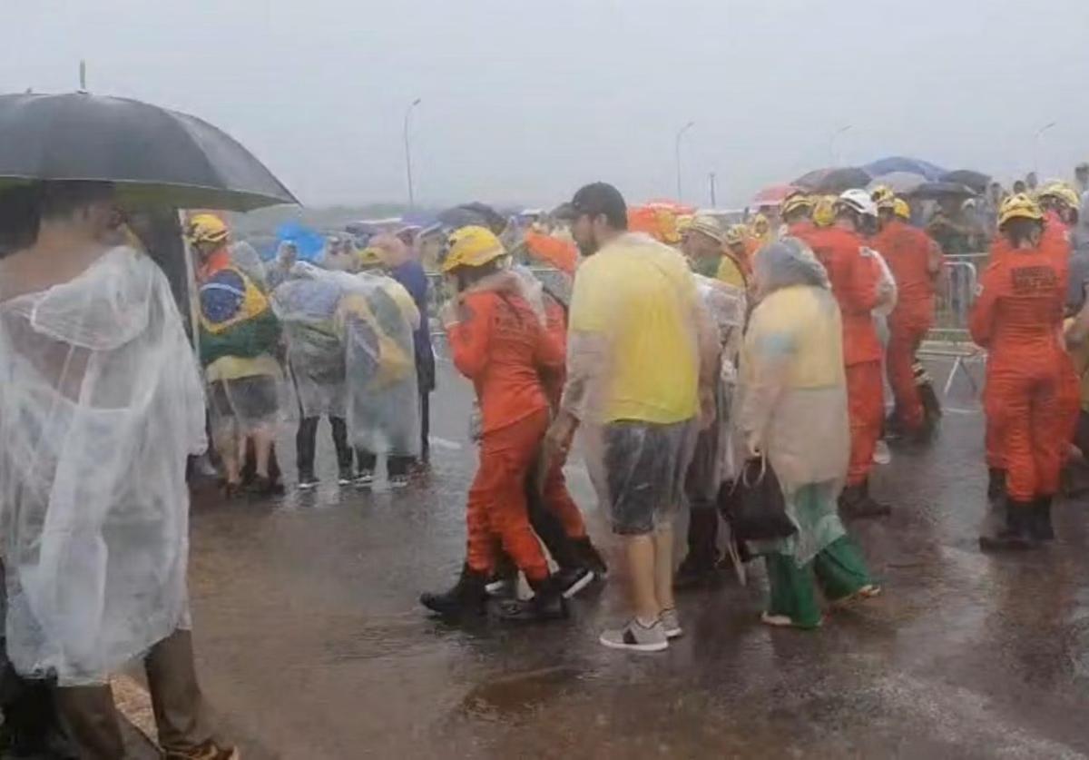 A Corpo de Bombeiros atendeu manifestantes atingidos por raio em ato de Nikolas em Brasília (Foto/Ana Paula Ramos/O TEMPO Brasília)