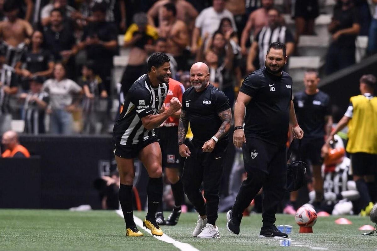 Empurrado pela torcida, Hulk fez um golaço e o Galo venceu o Cruzeiro (Foto/Fúlvio Torres/O Tempo)