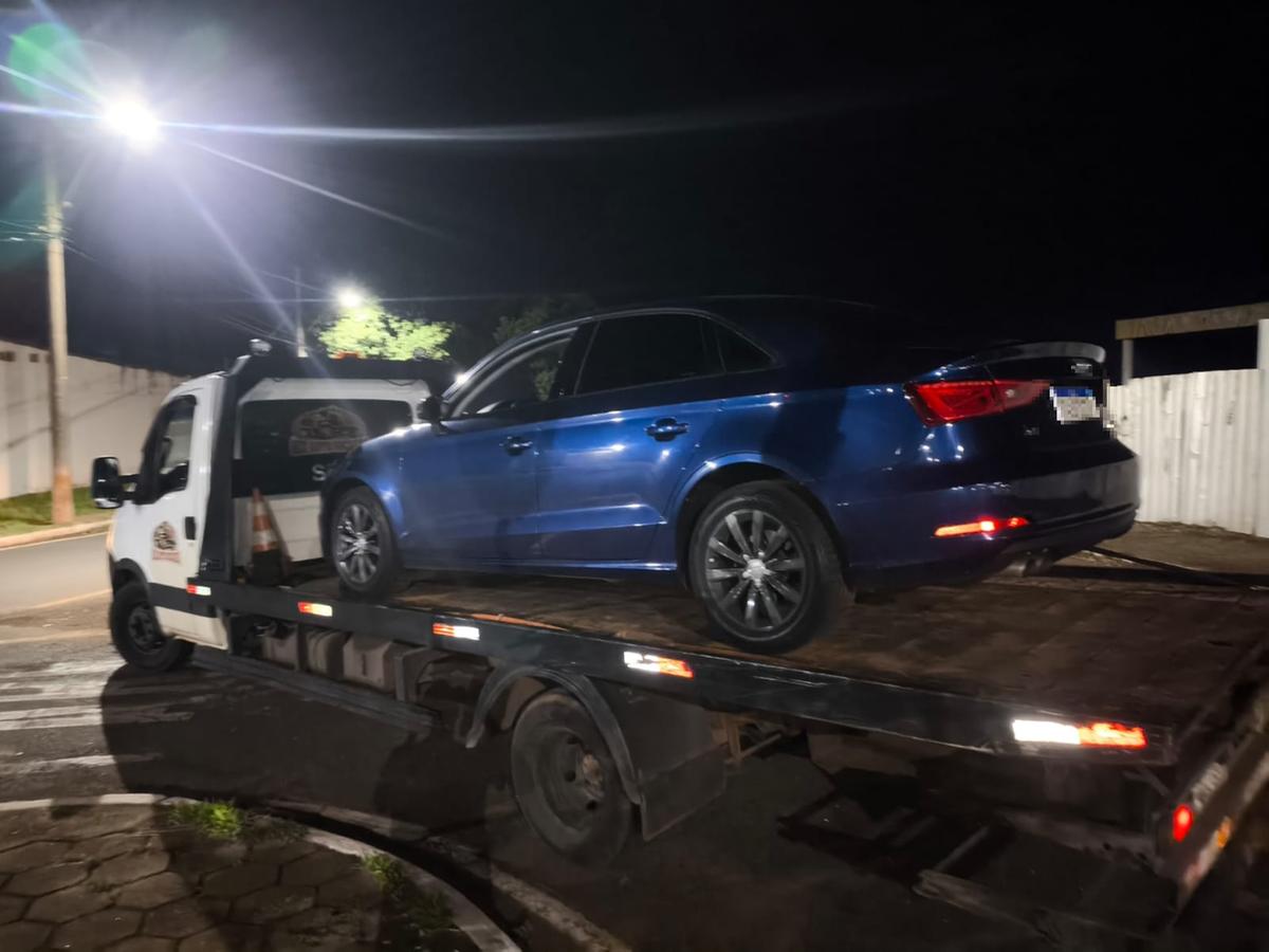 Veículo foi apreendido durante a ocorrência (Foto/Divulgação)