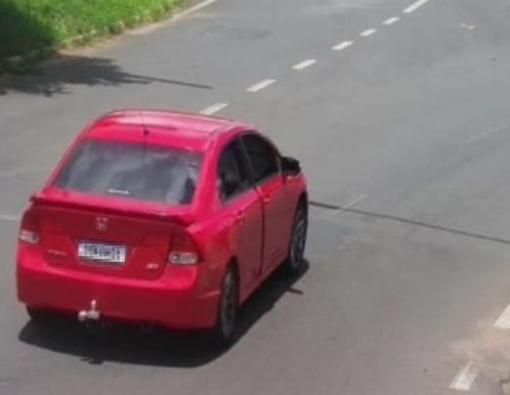 Honda Civic SI vermelho identificado por câmeras como o carro usado pelos suspeitos na briga de trânsito; motorista agredido com facão sofreu lesões graves e perda permanente da visão em um dos olhos. (Foto/Reprodução)