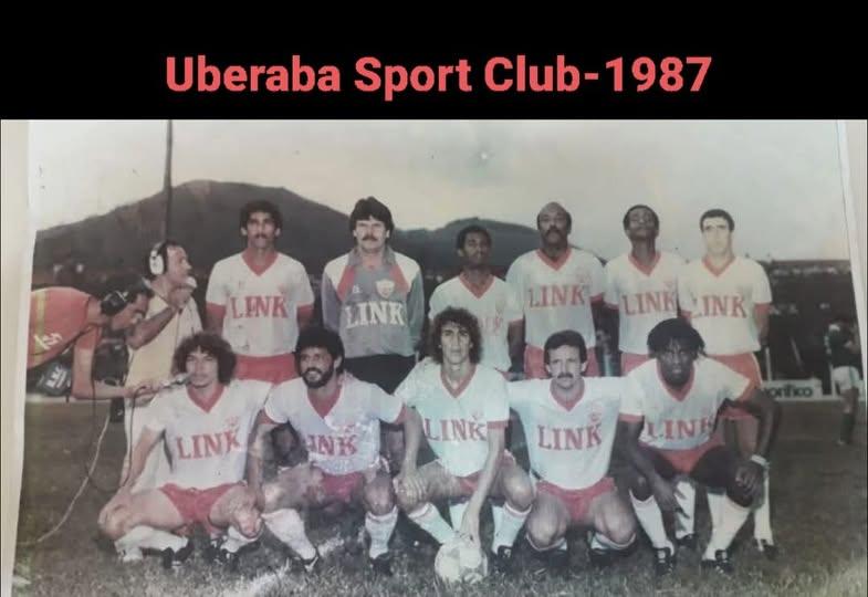 O timaço de 1987 do Uberaba SC, comandado pelo presidente Luciano Rangel, com craques que marcaram a história do clube e encantaram a torcida. (Foto/Arquivo)