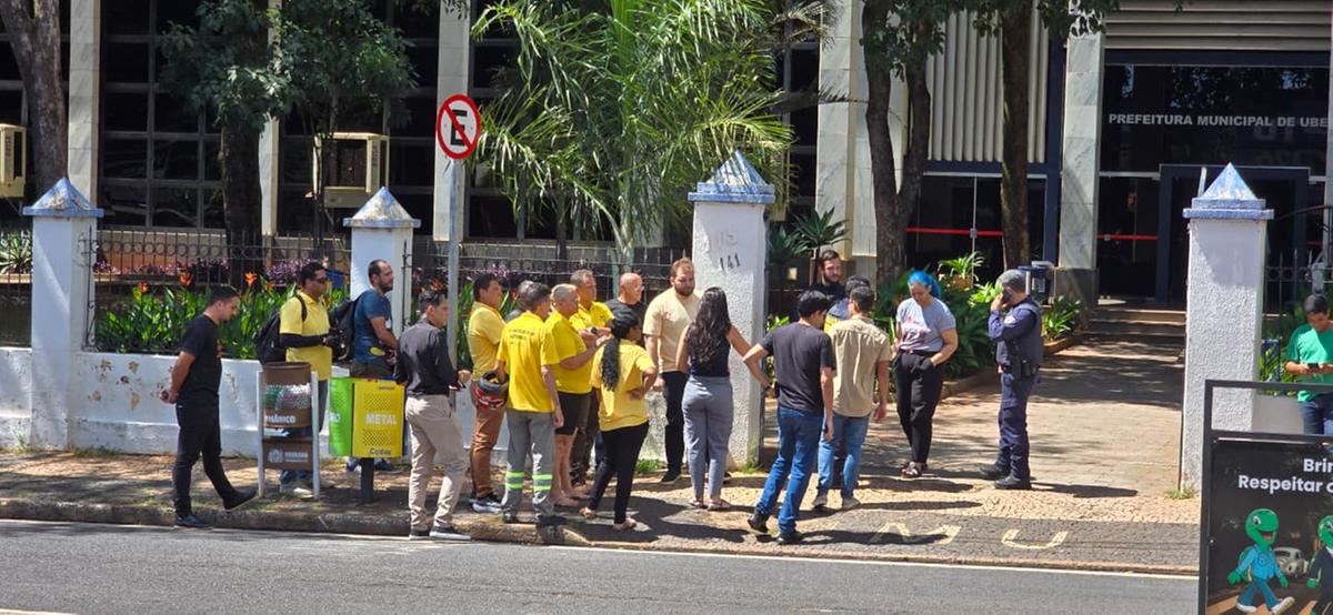 Manifestantes se concentraram na porta do Centro Administrativo de Uberaba (Foto/Luiz Gustavo Rezende)