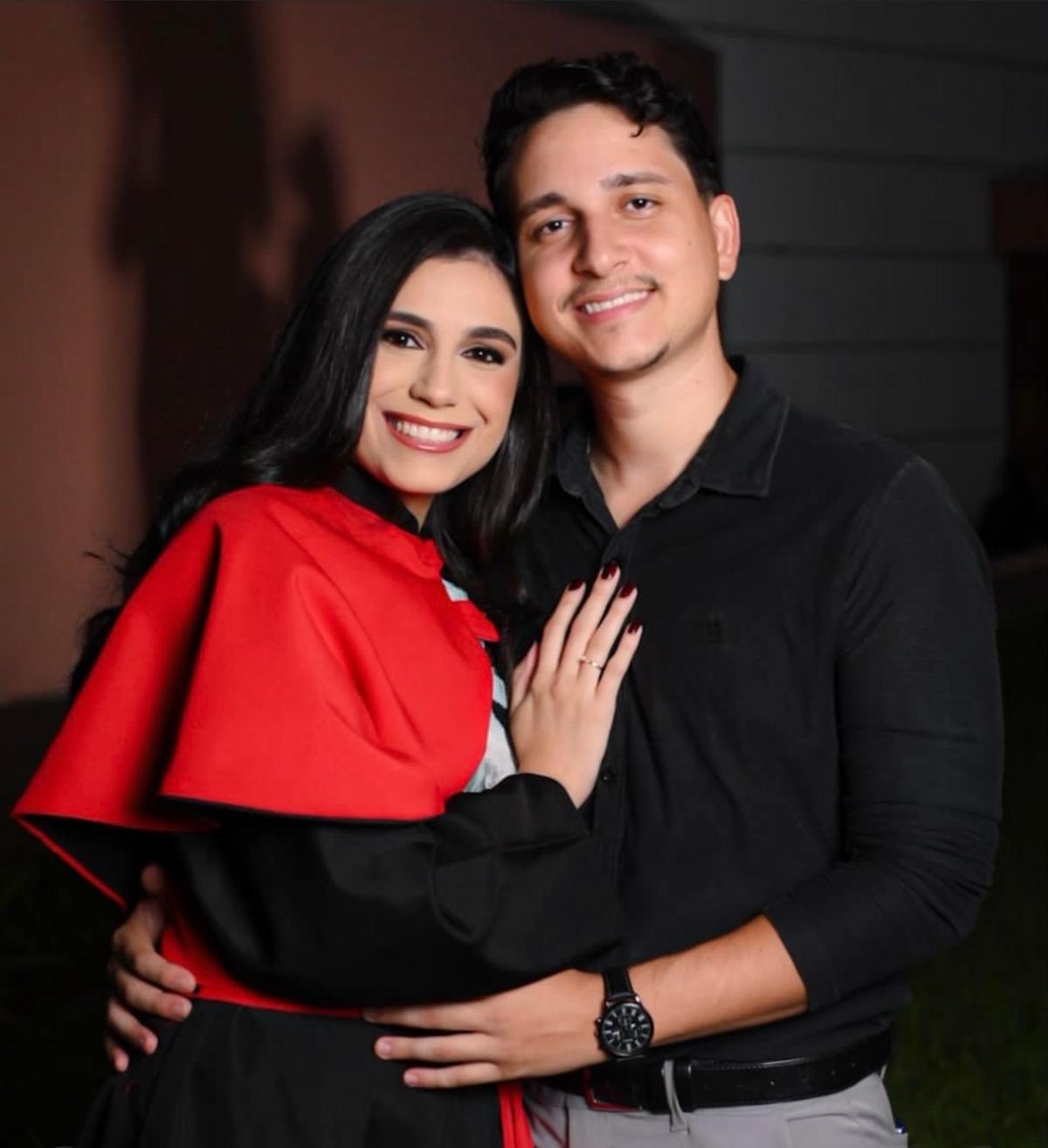Casal Renata Jardim e Samuel Klinsmann celebrando o amor e a formatura dela (Foto/Arquivo pessoal)